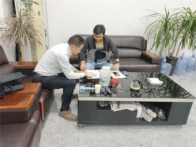 我廠技術(shù)人員和蘇州客戶(hù)對(duì)木材炭化機(jī)進(jìn)行技術(shù)探討