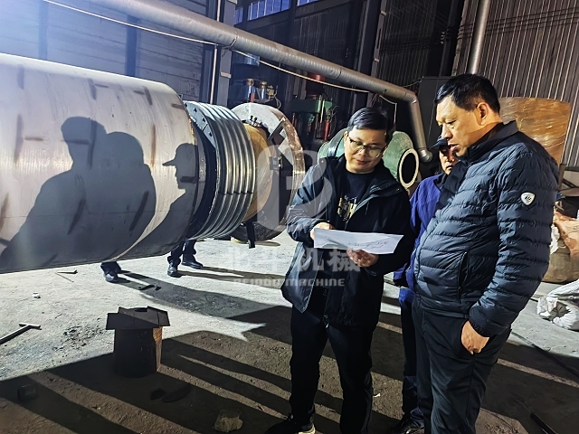 湖北客戶不懼嚴(yán)寒,夜幕下堅定來廠考察稻殼炭化機(jī)